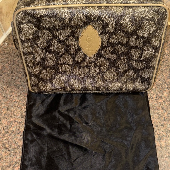 Yves Saint Laurent Handbags - Yves Saint Laurent Brown Leopard-Print clutch/Pouchette